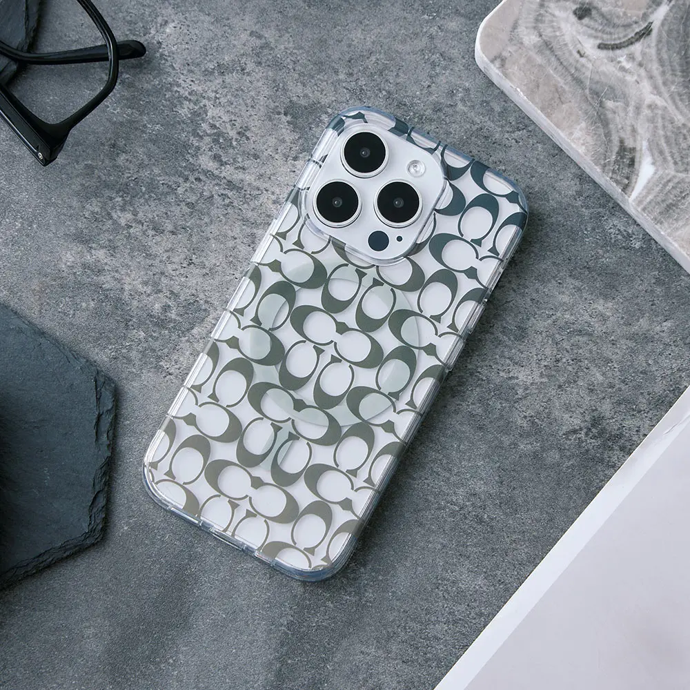 【COACH】iPhone 15 MagSafe 精品手機殼-軍綠經典大C