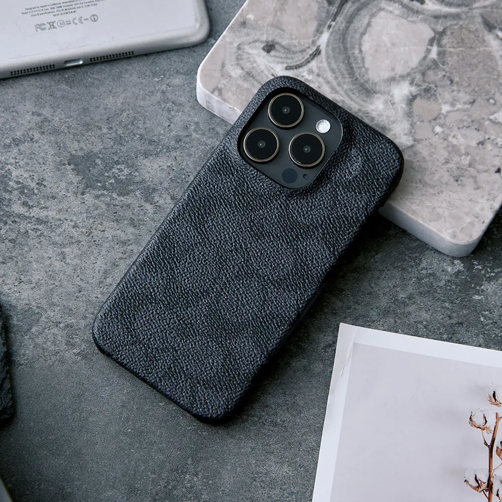 【COACH】 iPhone 15 Plus 精品手機殼-黑色經典大C