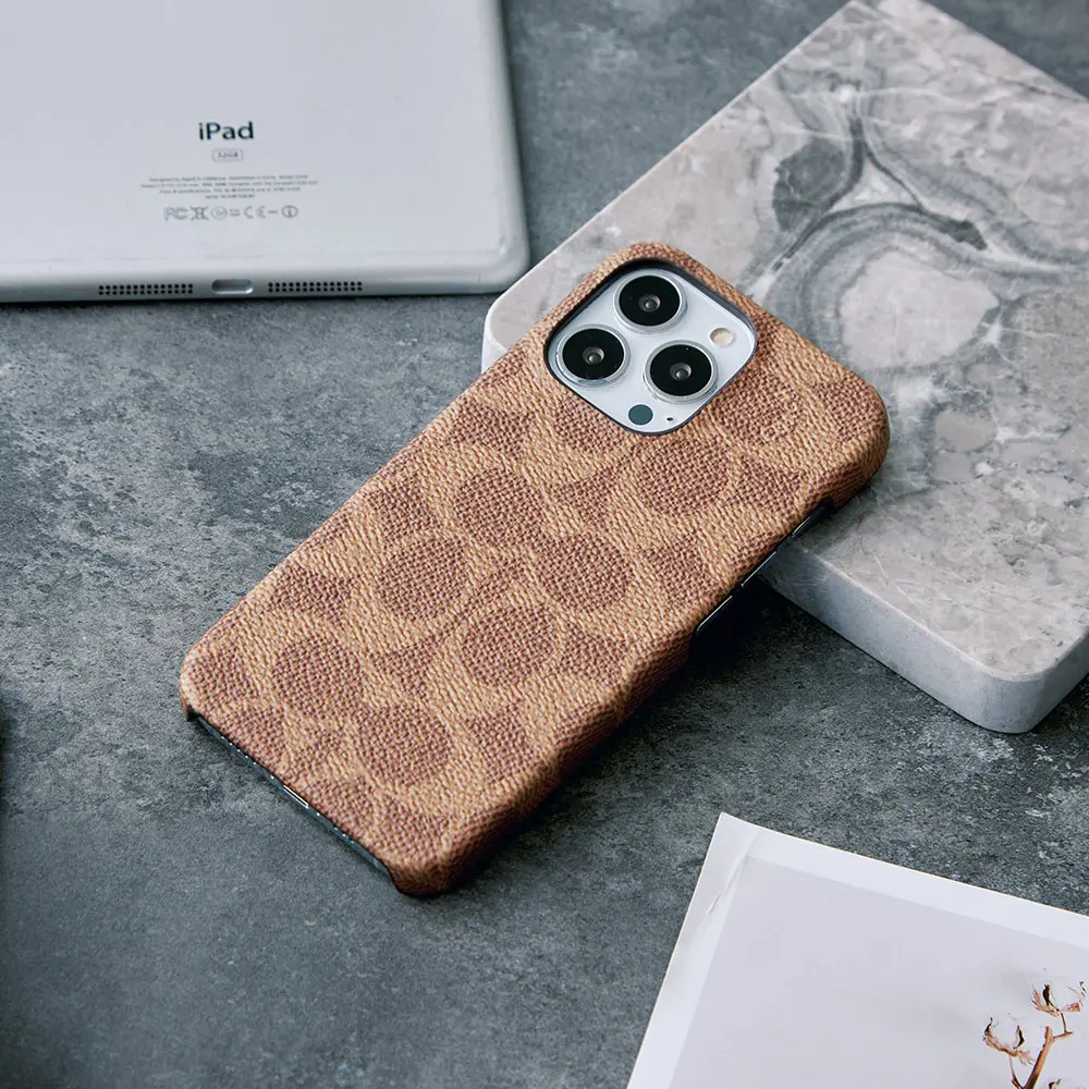 【COACH】 iPhone 15 Plus 精品手機殼-卡其色經典大C