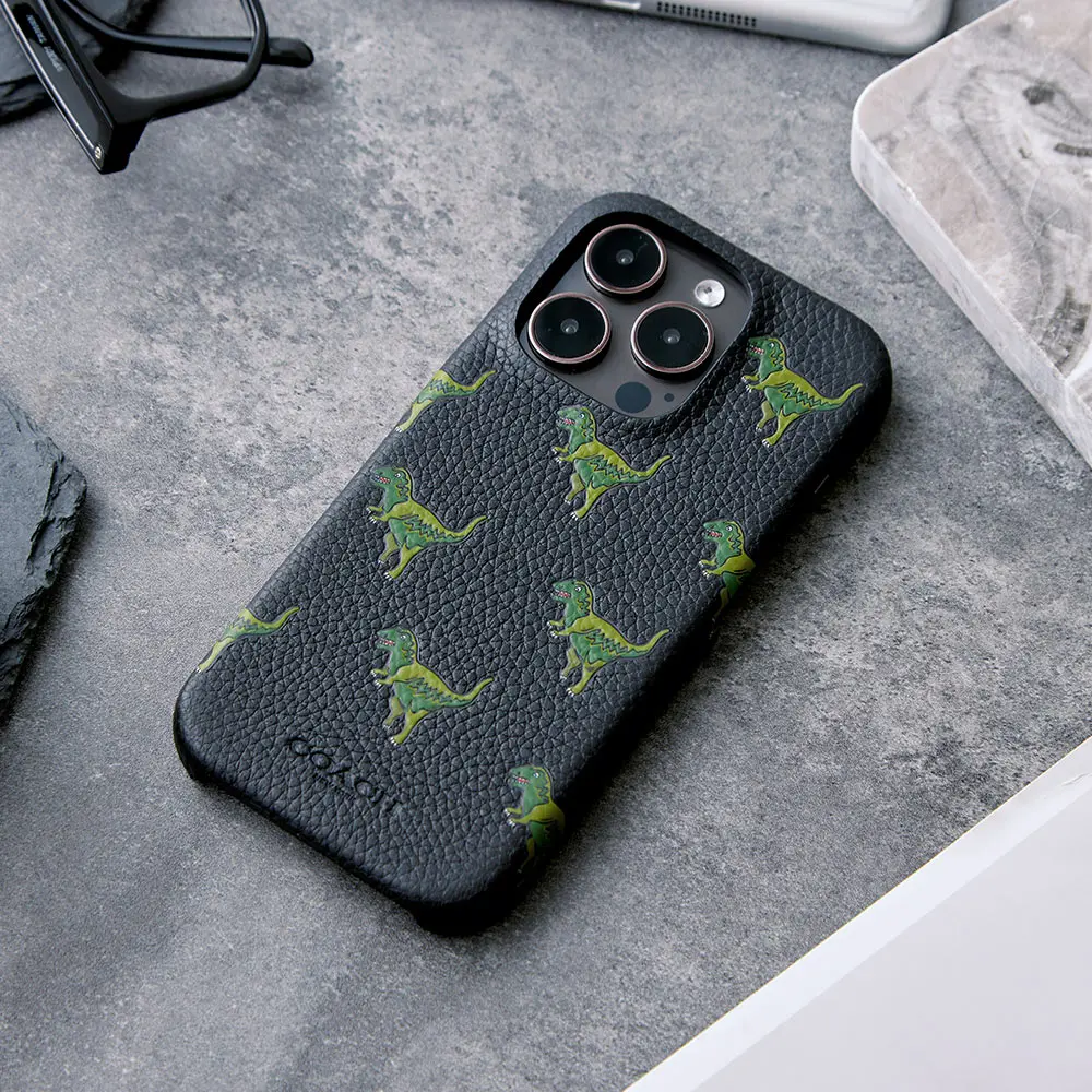 【COACH】 iPhone 15 Pro Max 精品真皮手機殼-小恐龍
