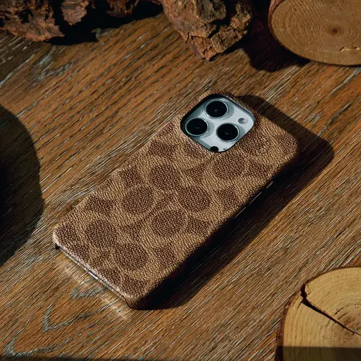 [CIPH-121-SCTAN] Coach iPhone 14 Max 精品手機殼 卡其色經典大C