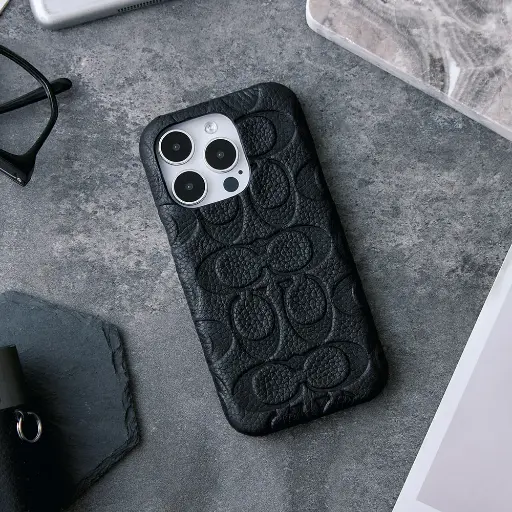 [CH052476] 【COACH】 iPhone 15 精品真皮手機殼-黑色壓花經典大c