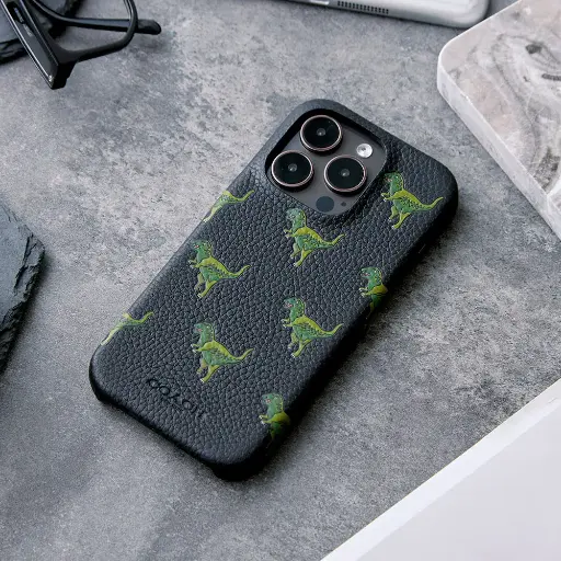 [CH053002] 【COACH】 iPhone 15 精品真皮手機殼-小恐龍